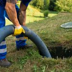 Betonowe zbiorniki na ścieki – od wyboru do montażu przed montażem